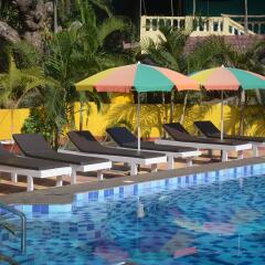 Отель Ashvem Beach Inn бассейн