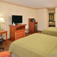 Отель Best Western Plus Raffles Inn & Suites удобства в номере фото 2