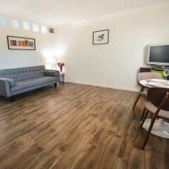 Отель Regency Inn & Suites комната для гостей