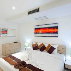 Отель Sunset Plaza Phuket A5 комната для гостей фото 9