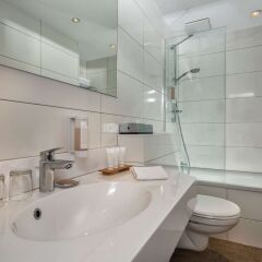 Отель Wyndham Köln Германия, Кёльн - 3 отзыва об отеле, цены и фото номеров - забронировать отель Wyndham Köln онлайн ванная
