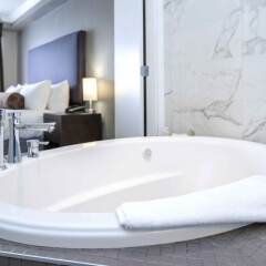 Отель Sandman Hotel & Suites Calgary South Канада, Калгари - отзывы, цены и фото номеров - забронировать отель Sandman Hotel & Suites Calgary South онлайн ванная
