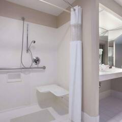 Отель Ramada Plaza by Wyndham Geneva Lakefront Resort ванная