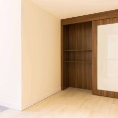 Отель Hampton by Hilton Amsterdam Centre East сейф в номере