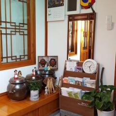 Отель Hue Hanok Guesthouse Южная Корея, Сеул - отзывы, цены и фото номеров - забронировать отель Hue Hanok Guesthouse онлайн питание фото 2