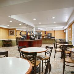 Отель Best Western Plus Raffles Inn & Suites гостиничный бар