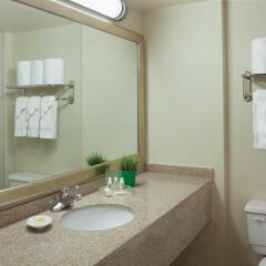 Отель Holiday Inn Toronto - Yorkdale Канада, Торонто - отзывы, цены и фото номеров - забронировать отель Holiday Inn Toronto - Yorkdale онлайн ванная