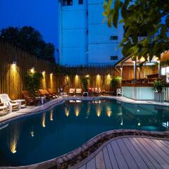 Отель Wild Orchid Villa Бангкок бассейн