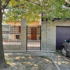 Отель Guest House Maja Нови Сад парковка
