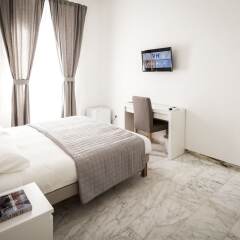 Отель Vinci House сейф в номере