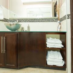 Апартаменты New Kingston CA Guest Apartment VI ванная