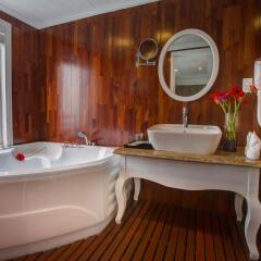 Отель Signature Royal Cruise ванная