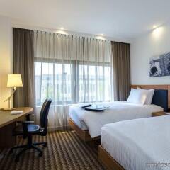 Отель Hampton by Hilton Amsterdam Airport Schiphol сейф в номере