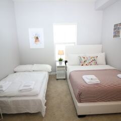 Отель West Hollywood Deluxe Suites США, Лос-Анджелес - отзывы, цены и фото номеров - забронировать отель West Hollywood Deluxe Suites онлайн комната для гостей фото 2