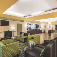 Отель La Quinta Inn & Suites by Wyndham Beaumont West США, Бомонт - отзывы, цены и фото номеров - забронировать отель La Quinta Inn & Suites by Wyndham Beaumont West онлайн комната для гостей фото 2
