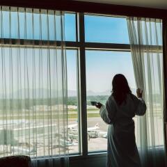 Отель Fairmont Vancouver Airport In-Terminal Hotel Канада, Ричмонд - 1 отзыв об отеле, цены и фото номеров - забронировать отель Fairmont Vancouver Airport In-Terminal Hotel онлайн балкон