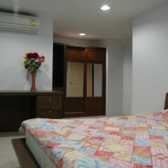 Апартаменты Suvarnabhumi Apartment комната для гостей