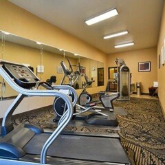 Отель Comfort Suites Bay City фитнесс-зал