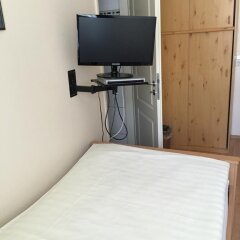 Hotel Restaurant Zagreb Кёльн сейф в номере