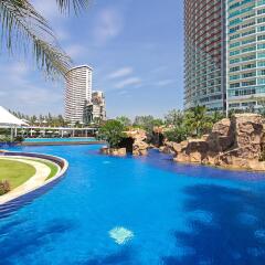 Отель White Sand Beach Residences Pattaya бассейн
