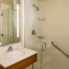Отель SpringHill Suites by Marriott New York LaGuardia Airport США, Нью-Йорк - отзывы, цены и фото номеров - забронировать отель SpringHill Suites by Marriott New York LaGuardia Airport онлайн ванная фото 2