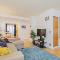 Отель GMApartments 3 rooms at Patriarshie Ponds Москва комната для гостей