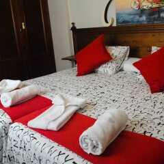 Отель Hostal Costa De La Luz сейф в номере