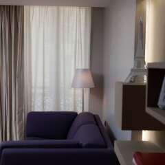 Отель Hôtel Résidence Nell сейф в номере