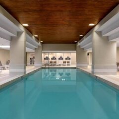 Отель DoubleTree by Hilton Hotel Toronto Downtown Канада, Торонто - отзывы, цены и фото номеров - забронировать отель DoubleTree by Hilton Hotel Toronto Downtown онлайн бассейн