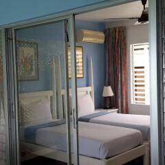 Отель Hibiscus Lodge Ямайка, Очо-Риос - отзывы, цены и фото номеров - забронировать отель Hibiscus Lodge онлайн балкон