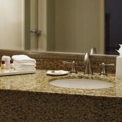 Отель Sheraton Columbus Suites Колумбус ванная