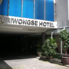 Suriwongse Hotel парковка