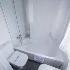 Отель Hostal Cabo Mayor Испания, Сантандер - отзывы, цены и фото номеров - забронировать отель Hostal Cabo Mayor онлайн ванная фото 2