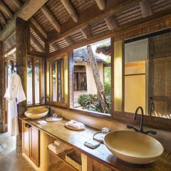 Отель The Naka Island, A Luxury Collection Resort and Spa, Phuket ванная