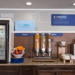 Отель Holiday Inn Express Newington гостиничный бар
