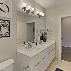Отель Nice 1BR w/ Pool + Gym South Capitol ванная