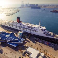 Queen Elizabeth 2 Hotel спортивное сооружение