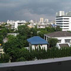 Отель Komol Residence Bangkok Бангкок балкон