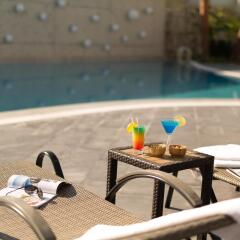 DoubleTree by Hilton Hotel Izmir Airport Турция, Измир - отзывы, цены и фото номеров - забронировать отель DoubleTree by Hilton Hotel Izmir Airport онлайн бассейн