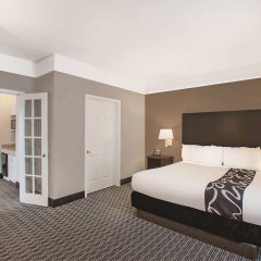 Отель La Quinta Inn & Suites by Wyndham Beaumont West США, Бомонт - отзывы, цены и фото номеров - забронировать отель La Quinta Inn & Suites by Wyndham Beaumont West онлайн удобства в номере фото 2