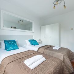 Отель UNIT Short Rent Apartment by Warsaw Metro Station Польша, Варшава - отзывы, цены и фото номеров - забронировать отель UNIT Short Rent Apartment by Warsaw Metro Station онлайн комната для гостей
