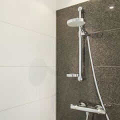 Отель Motel One Köln-Waidmarkt Германия, Кёльн - отзывы, цены и фото номеров - забронировать отель Motel One Köln-Waidmarkt онлайн ванная фото 2