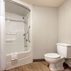 Отель Quality Suites Quebec City Канада, Квебек - отзывы, цены и фото номеров - забронировать отель Quality Suites Quebec City онлайн ванная фото 2