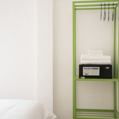 Отель Bed & Body Bangkok сейф в номере