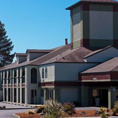 The Redwood Riverwalk Hotel парковка