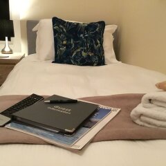Отель Greystoke House сейф в номере