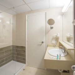 Отель Rosamar Garden Resort Испания, Льорет-де-Мар - 2 отзыва об отеле, цены и фото номеров - забронировать отель Rosamar Garden Resort онлайн ванная фото 2