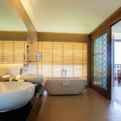 Отель Centara Sandy Beach Resort Danang ванная фото 3