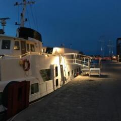 Отель Copenhagen Houseboat парковка