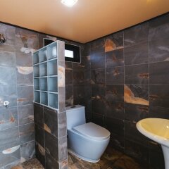Отель 5 Bedrooms Pool Villa Behind Phuket Z00 Таиланд, Бухта Чалонг - отзывы, цены и фото номеров - забронировать отель 5 Bedrooms Pool Villa Behind Phuket Z00 онлайн ванная